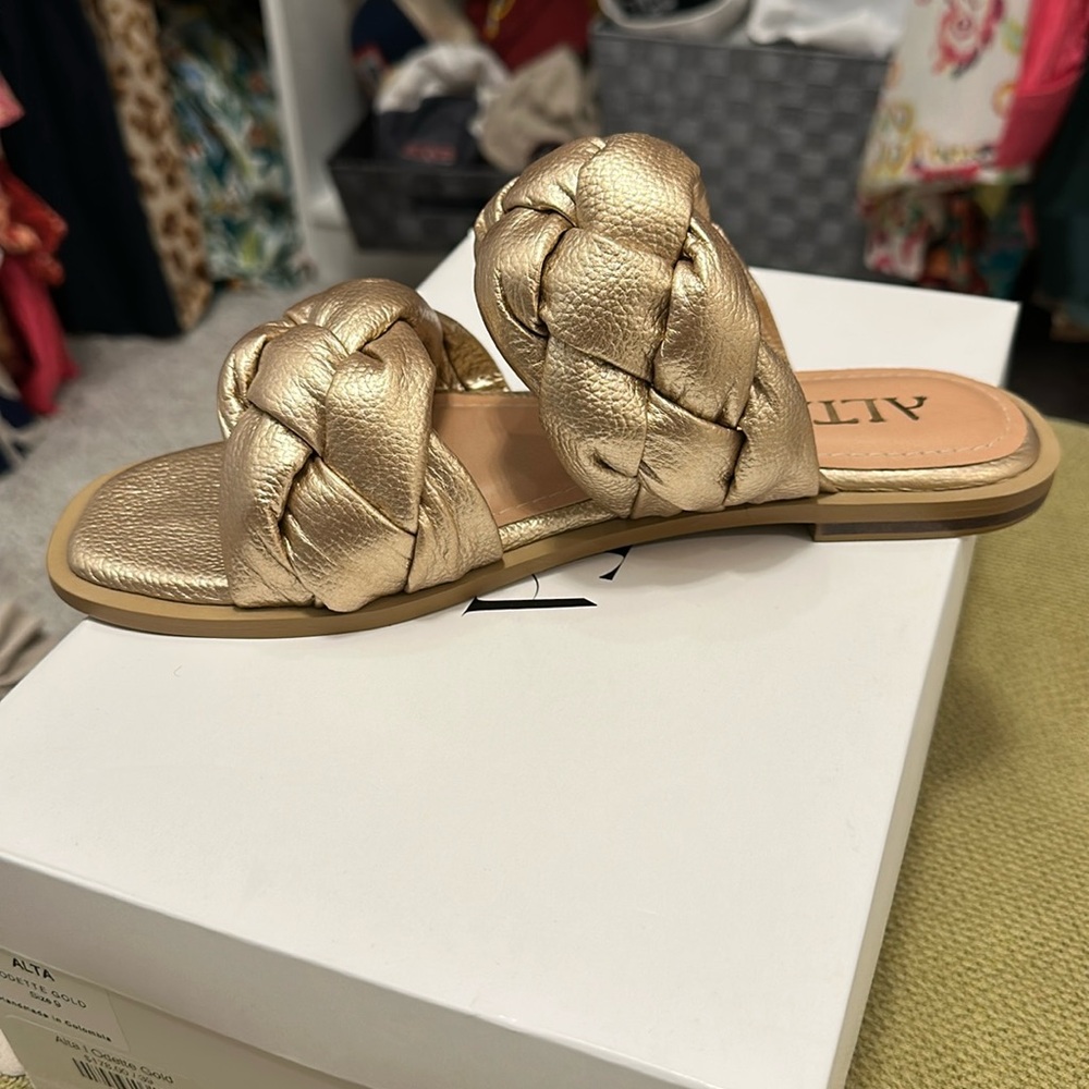 Alta Odette gold size 9/39 NIB sandals